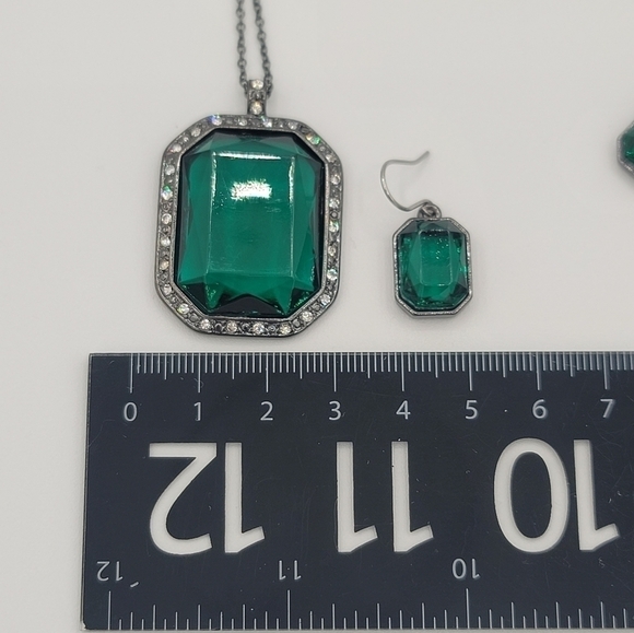 𝅺Emerald Green Jewelry Set Hematite Tone Setting Earrings & Necklace #1121 - Picture 8 of 12